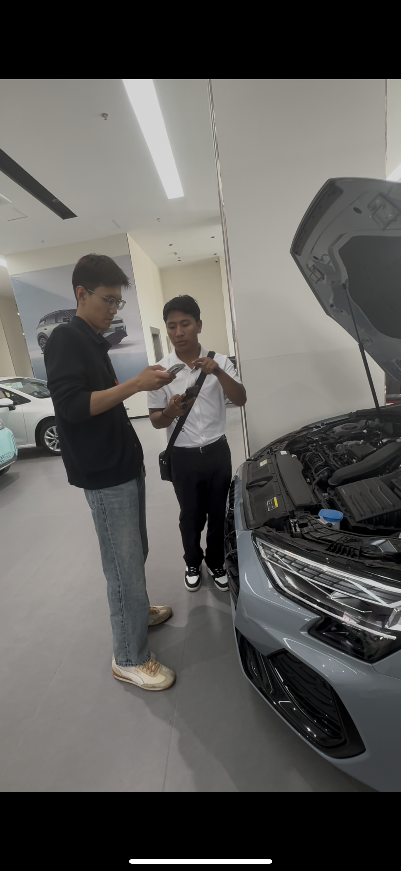 Inspección del motor con contacto chino en concesionario